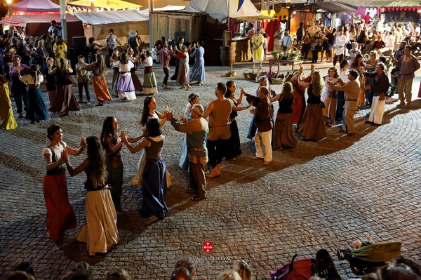 Dança para o Festim, no âmbito da Viagem Medieval em Terra de Santa Maria. Foto: CM Santa Maria da Feira.